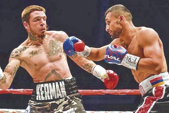 Kerman 'Revólver' Lejarraga (i) tercer clasificado mundial Super Wélter AMB y campeón de la Unión Europea de Boxeo de la misma división. Kerman 'Revólver' Lejarraga (i) tercer clasificado mundial Super Wélter AMB y campeón de la Unión Europea de Boxeo de la misma división.