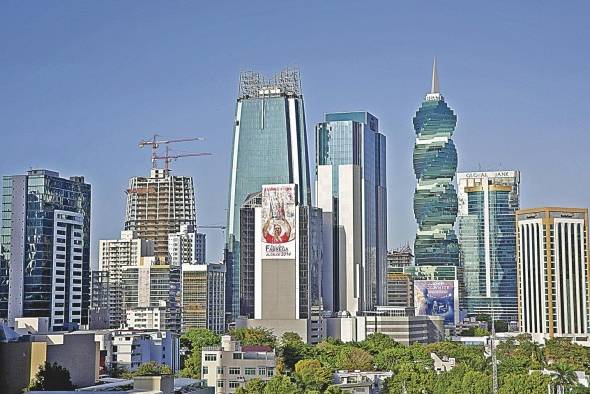 El sector bancario de Panamá cuenta con 42 bancos de licencia general, 15 con licencia internacional y 10 de licencias de representación. El sector bancario de Panamá cuenta con 42 bancos de licencia general, 15 con licencia internacional y 10 de licencias de representación.