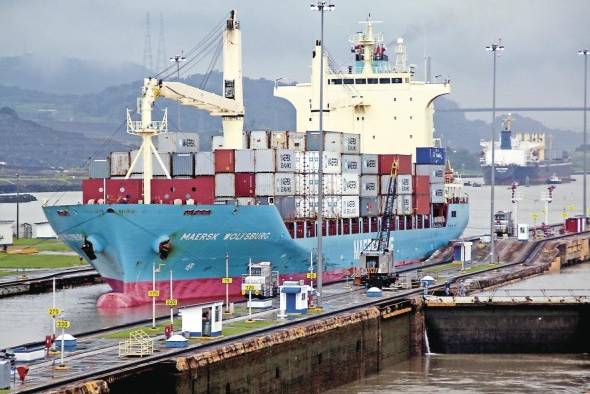Barco de Maersk en las esclusas de Miraflores. Barco de Maersk en las esclusas de Miraflores.