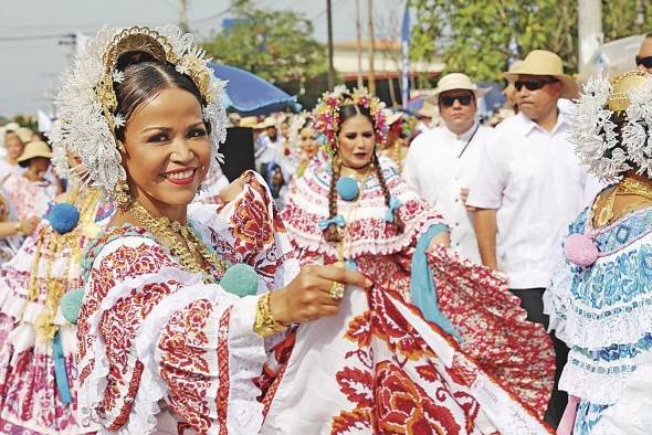 La provincia de Los Santos es conocida por conservar la tradición y el folclor nacional. Cada año, en enero, se desarrolla el desfile de las mil polleras. La provincia de Los Santos es conocida por conservar la tradición y el folclor nacional. Cada año, en enero, se desarrolla el desfile de las mil polleras.