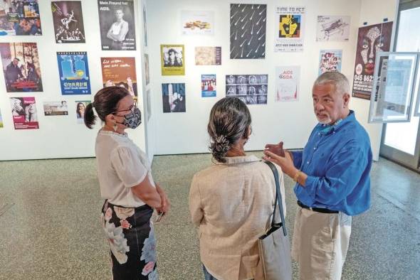 Shed Boren (d) habla con los visitantes de la exposición 'A matter of time, examining 40 years of AIDS while living through a pandemic'. Shed Boren (d) habla con los visitantes de la exposición 'A matter of time, examining 40 years of AIDS while living through a pandemic'.