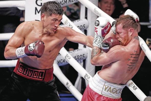 El ruso Dmitry Bivol (i) contra el mexicano Saúl 'Canelo' Alvarez (d) durante el combate por el título mundial superligero de la AMB. El ruso Dmitry Bivol (i) contra el mexicano Saúl 'Canelo' Alvarez (d) durante el combate por el título mundial superligero de la AMB.