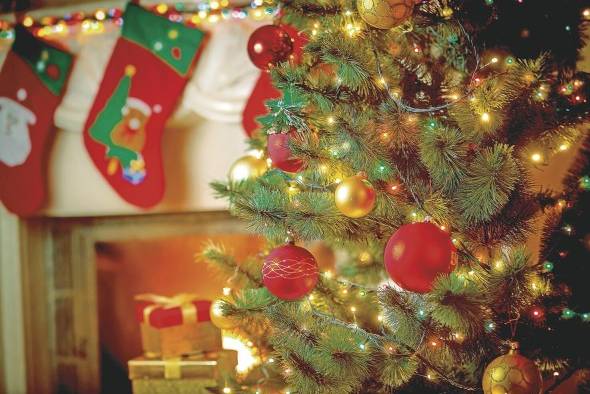 Las tradiciones navideñas en América Latina tiene su origen en la colonización de Portugal y España, quienes trajeron consigo sus tradiciones religiosas Las tradiciones navideñas en América Latina tiene su origen en la colonización de Portugal y España, quienes trajeron consigo sus tradiciones religiosas