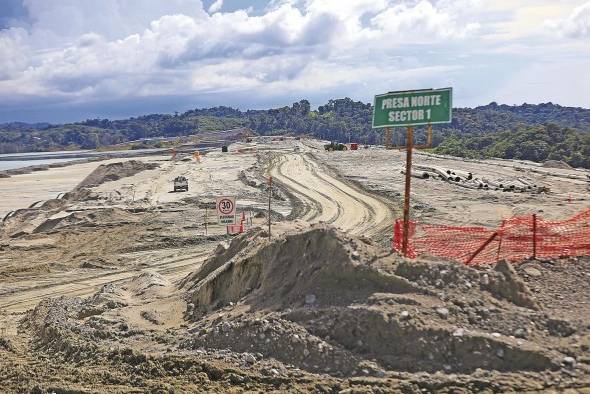 La presa de relave. Trabajan para que la arena que conforma el muro de contención esté compactada y no se erosione. Asegura que no haya desbordamiento. La presa de relave. Trabajan para que la arena que conforma el muro de contención esté compactada y no se erosione. Asegura que no haya desbordamiento.