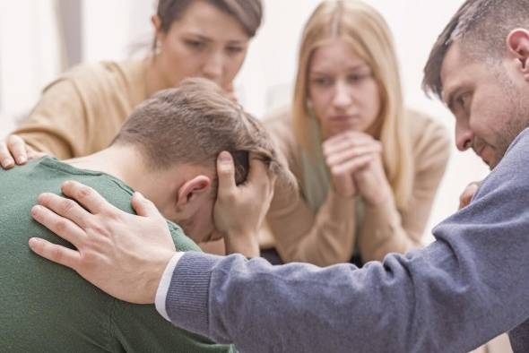 Frente a la adicción, la persona afectada o/y los familires deben buscar ayuda de profesionales. Frente a la adicción, la persona afectada o/y los familires deben buscar ayuda de profesionales.