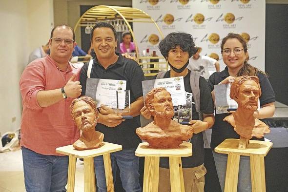 Ganadores del concurso junto al maestro José Luis Colina (izq). Ganadores del concurso junto al maestro José Luis Colina (izq).