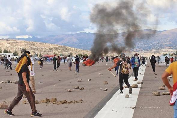 Las protestas en el país sudamericano se iniciaron el pasado domingo y los manifestantes exigen, entre otras cosas, una asamblea constituyente. Las protestas en el país sudamericano se iniciaron el pasado domingo y los manifestantes exigen, entre otras cosas, una asamblea constituyente.