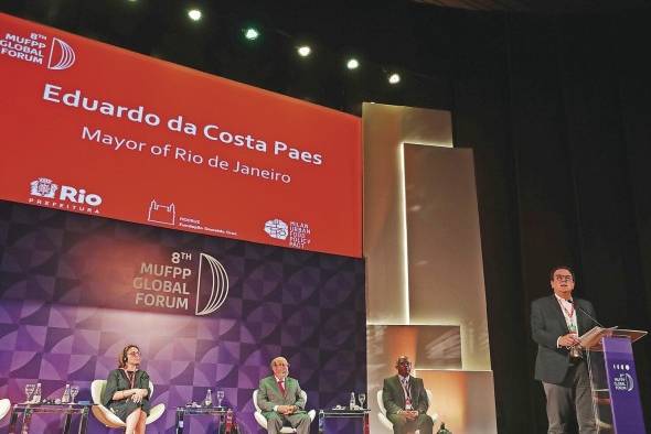 El alcalde de Río de Janeiro, Eduardo Paes (d), habla durante la apertura del octavo Foro Global del Pacto de Política Alimentaria Urbana de Milán. El alcalde de Río de Janeiro, Eduardo Paes (d), habla durante la apertura del octavo Foro Global del Pacto de Política Alimentaria Urbana de Milán.