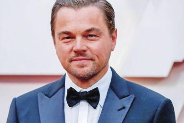 <strong>Leonardo DiCaprio</strong> Leonardo Wilhelm DiCaprio (Los Ángeles; 11 de noviembre de 1974) es un actor, productor de cine, ambientalista y guionista estadounidense. Ha recibido múltiples premios entre los que destacan, un Oscar al mejor actor y un premio Bafta al mejor actor por su actuación en <strong>The Revenant</strong> (2015), dos Globos de Oro al mejor actor de drama por sus actuaciones en <strong>El aviador</strong> (2004) y <strong>The Revenant</strong>, y un Globo de Oro al mejor actor de comedia o musical por<strong> El lobo de Wall Street</strong> (2013). Esta vez la revista <strong>Time</strong> lo ha destacado por su incansable labor a favor del medioambiente. La ONU reporta que el actor vela por la protección de la biodiversidad, la conservación de los bosques, los océanos y el cambio climático para que reciban más atención y fondos. La Fundación Leonardo DiCaprio respalda en todo el mundo más de 35 proyectos de conservación innovadores que protegen ecosistemas frágiles y especies clave. Desde 1998, la fundación del actor ha contribuido con más de $30 millones que se han destinado para la conservación de los ecosistemas en todo el mundo. “Preparación, autenticidad e inteligencia están en la esencia de lo que él es como artista. Pero lo admiro aún más por usar esas herramientas formidables para convertirse en una fuerza tan estimulante para proteger nuestro planeta”, reseñó el secretario de Estado de EE.UU., John Kerry, quien elogió la labor de DiCaprio. <strong>Leonardo DiCaprio</strong> Leonardo Wilhelm DiCaprio (Los Ángeles; 11 de noviembre de 1974) es un actor, productor de cine, ambientalista y guionista estadounidense. Ha recibido múltiples premios entre los que destacan, un Oscar al mejor actor y un premio Bafta al mejor actor por su actuación en <strong>The Revenant</strong> (2015), dos Globos de Oro al mejor actor de drama por sus actuaciones en <strong>El aviador</strong> (2004) y <strong>The Revenant</strong>, y un Globo de Oro al mejor actor de comedia o musical por<strong> El lobo de Wall Street</strong> (2013). Esta vez la revista <strong>Time</strong> lo ha destacado por su incansable labor a favor del medioambiente. La ONU reporta que el actor vela por la protección de la biodiversidad, la conservación de los bosques, los océanos y el cambio climático para que reciban más atención y fondos. La Fundación Leonardo DiCaprio respalda en todo el mundo más de 35 proyectos de conservación innovadores que protegen ecosistemas frágiles y especies clave. Desde 1998, la fundación del actor ha contribuido con más de $30 millones que se han destinado para la conservación de los ecosistemas en todo el mundo. “Preparación, autenticidad e inteligencia están en la esencia de lo que él es como artista. Pero lo admiro aún más por usar esas herramientas formidables para convertirse en una fuerza tan estimulante para proteger nuestro planeta”, reseñó el secretario de Estado de EE.UU., John Kerry, quien elogió la labor de DiCaprio.