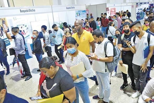 Personas acuden a una feria de empleo en la ciudad capital. Personas acuden a una feria de empleo en la ciudad capital.