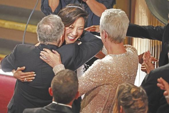 Michelle Yeoh es la primera actriz asiática en ganar el Óscar a Mejor actriz. Michelle Yeoh es la primera actriz asiática en ganar el Óscar a Mejor actriz.