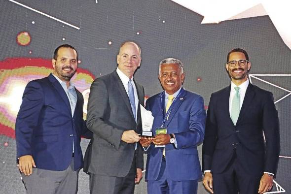 Representantes de AES Panamá, ganadores del segundo lugar. Representantes de AES Panamá, ganadores del segundo lugar.