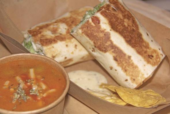 Greek Souvlaki Wrap, acompañado de una sopa de tamal de olla y chips. Greek Souvlaki Wrap, acompañado de una sopa de tamal de olla y chips.