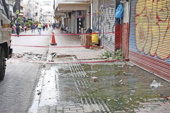 Aguas sucias y malos olores también son parte de las quejas de las transeúntes de la Peatonal. Aguas sucias y malos olores también son parte de las quejas de las transeúntes de la Peatonal.