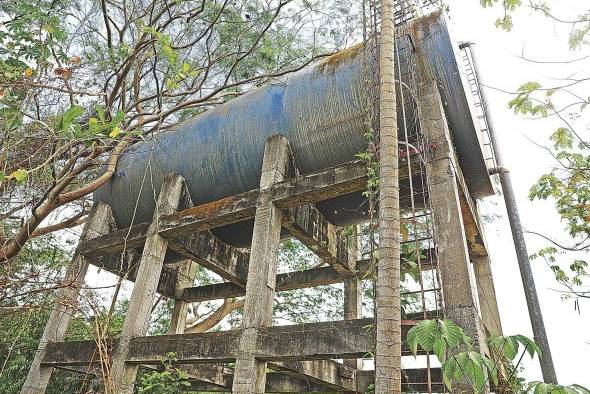 Tanques de reserva de agua, en la desidia Tanques de reserva de agua, en la desidia
