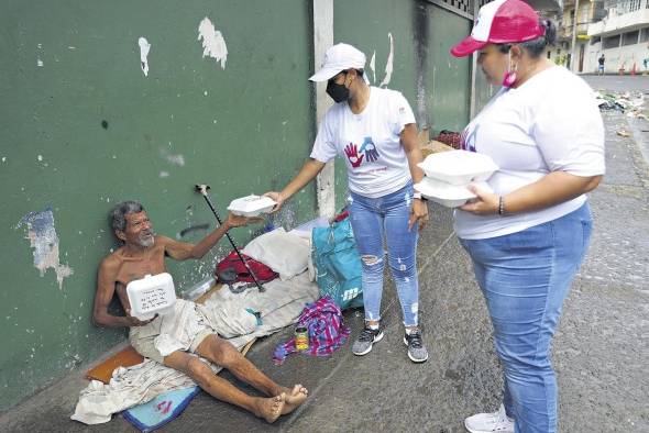 La mayoría de los adultos mayores que están en las calles tiene entre 60 y 65 años. La mayoría de los adultos mayores que están en las calles tiene entre 60 y 65 años.