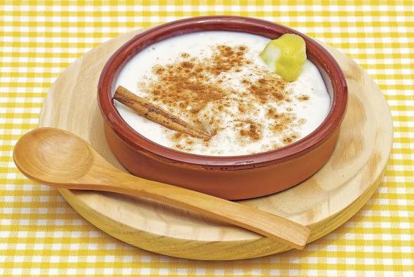 Arroz con leche y canela. Arroz con leche y canela.