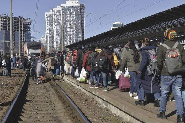 422.000 ucranianos han tenido que dejar su país, a los que hay que sumar más de 100.000 desplazados internos. 422.000 ucranianos han tenido que dejar su país, a los que hay que sumar más de 100.000 desplazados internos.
