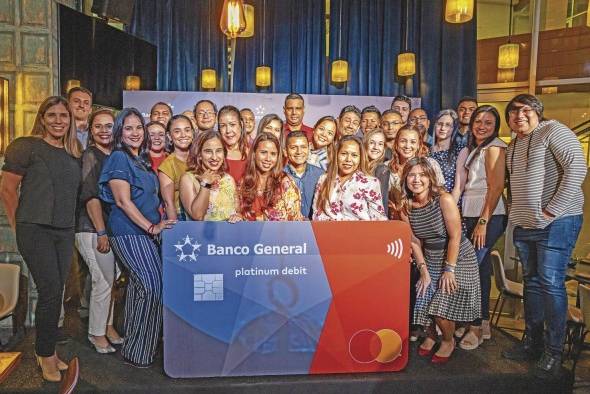 Para solicitar la Mastercard Débito solo necesita una cuenta de ahorro o corriente. Esto le permitirá tener acceso a su dinero sin necesidad de llevar efectivo en mano Para solicitar la Mastercard Débito solo necesita una cuenta de ahorro o corriente. Esto le permitirá tener acceso a su dinero sin necesidad de llevar efectivo en mano