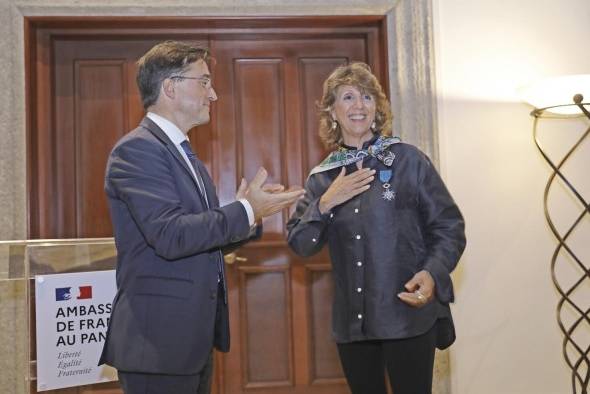 Gobierno francés condecora a Pituka Ortega de Heibron Gobierno francés condecora a Pituka Ortega de Heibron