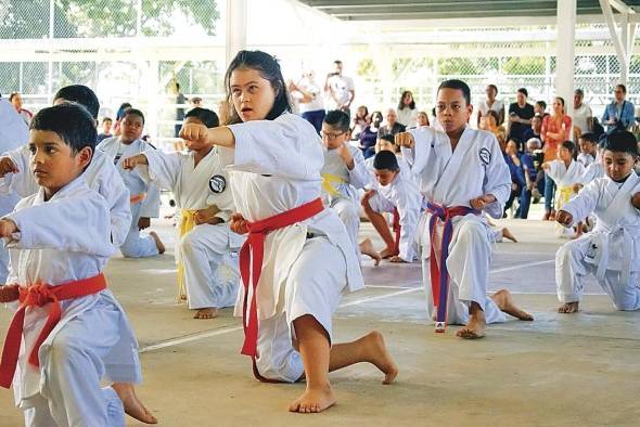 Yenis Lanzas González en sus clases de karate Yenis Lanzas González en sus clases de karate
