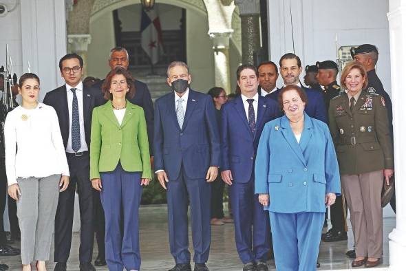 La secretaria de Comercio de Estados Unidos, Gina Raimondo (verde), y el presidente de la República, Laurentino Cortizo, tras la reunión celebrada este jueves en la Presidencia, junto a varias autoridades de ambos países. La secretaria de Comercio de Estados Unidos, Gina Raimondo (verde), y el presidente de la República, Laurentino Cortizo, tras la reunión celebrada este jueves en la Presidencia, junto a varias autoridades de ambos países.