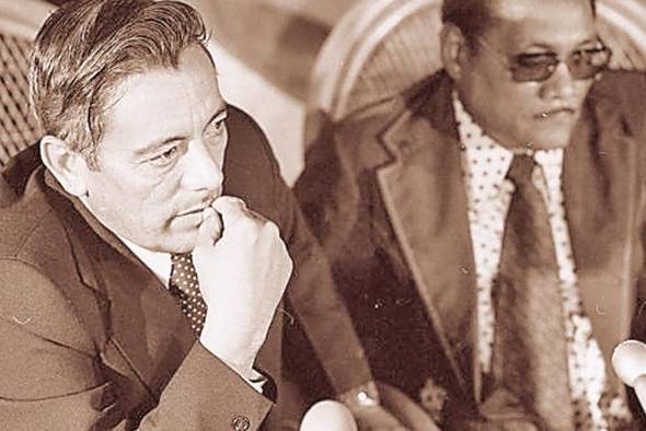 Escobar Bethancourt junto al General Omar Torrijos. Escobar Bethancourt junto al General Omar Torrijos.
