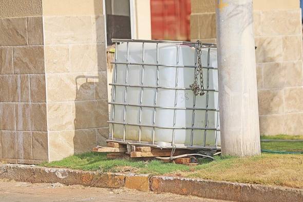 Los residentes de Costa Oeste han pasado hasta 18 horas diarias, sin agua. Los residentes de Costa Oeste han pasado hasta 18 horas diarias, sin agua.