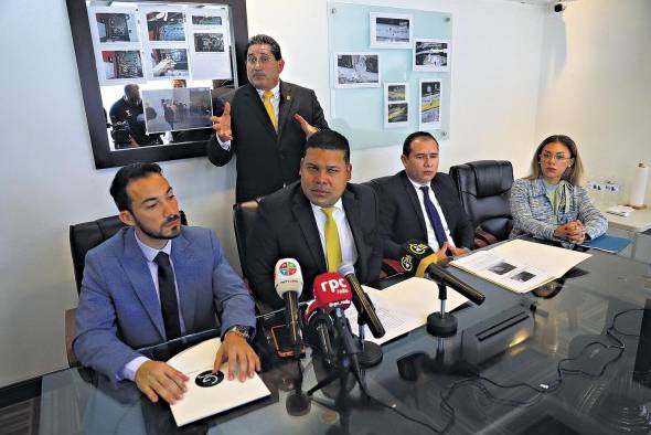 El equipo legal de víctimas del PH Urbana, este martes, en conferencia de prensa. El equipo legal de víctimas del PH Urbana, este martes, en conferencia de prensa.