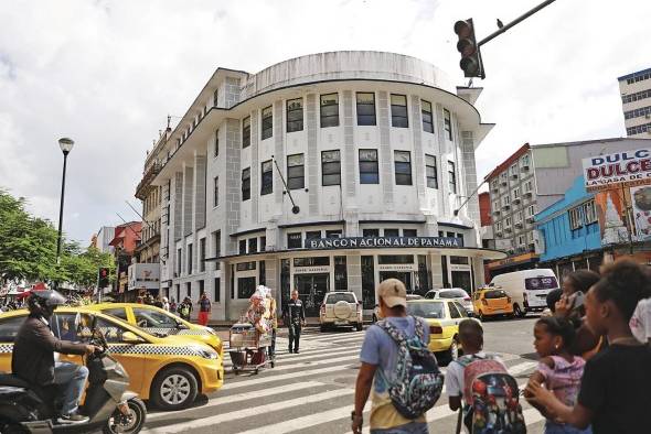 Personas caminan por la peatonal, en la ciudad de Panamá. Personas caminan por la peatonal, en la ciudad de Panamá.