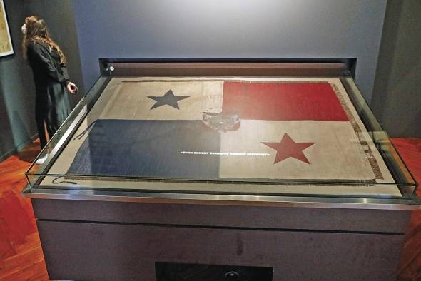 La bandera restaurada del 9 de enero de 1964 es el artefacto primordial dentro de la exhibición. La bandera restaurada del 9 de enero de 1964 es el artefacto primordial dentro de la exhibición.