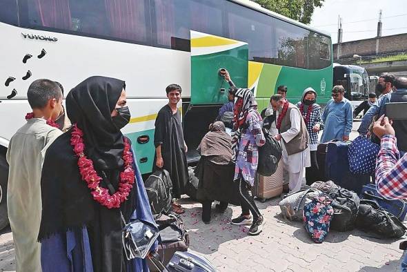 Las jugadoras y sus familiares llegaron a la ciudad oriental de Lahore este miércoles. Las jugadoras y sus familiares llegaron a la ciudad oriental de Lahore este miércoles.