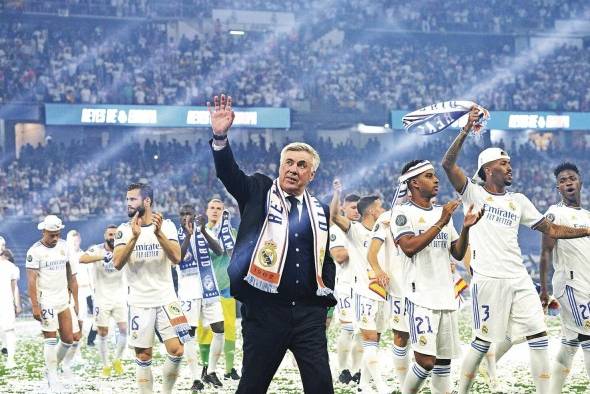El técnico italiano del Real Madrid Carlo Ancelotti junto a los jugadores del equipo 'blanco'. El técnico italiano del Real Madrid Carlo Ancelotti junto a los jugadores del equipo 'blanco'.