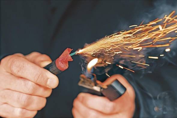 Los niños no deben manipular juegos pirotécnicos. Los niños no deben manipular juegos pirotécnicos.