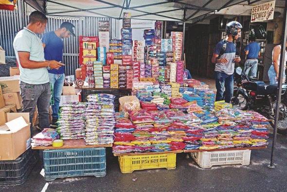 Puesto informal de venta de productos colombianos y venezolanos, el 1 de julio de 2022 en Caracas. Puesto informal de venta de productos colombianos y venezolanos, el 1 de julio de 2022 en Caracas.