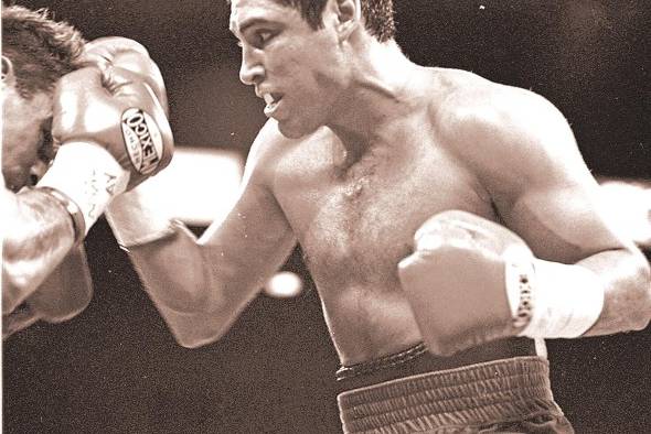 En boxeo amateur, Óscar de la Hoya fue medallista de oro en los Juegos Olímpicos de 1992. En su etapa profesional fue campeón mundial en seis divisiones distintas. En boxeo amateur, Óscar de la Hoya fue medallista de oro en los Juegos Olímpicos de 1992. En su etapa profesional fue campeón mundial en seis divisiones distintas.