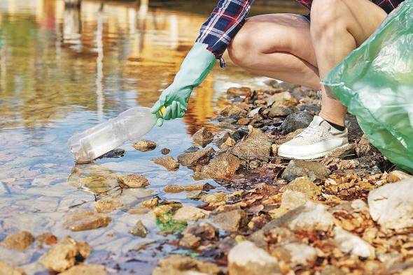 La basura marina y la contaminación por plásticos también afectan la economía mundial. La basura marina y la contaminación por plásticos también afectan la economía mundial.