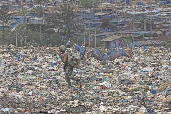 Según los datos del Pnuma, más de 3,400 delegados en persona y 1,500 por vía telemática de 175 Estados miembros de la ONU han participado en UNEA-5 en Nairobi, entre ellos 79 ministros y 17 funcionarios de alto nivel. Según los datos del Pnuma, más de 3,400 delegados en persona y 1,500 por vía telemática de 175 Estados miembros de la ONU han participado en UNEA-5 en Nairobi, entre ellos 79 ministros y 17 funcionarios de alto nivel.