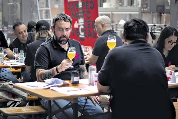 Noel Sánchez ha participado de un sinnúmero de competiciones de cervezas como juez junto a eminencias de la industria Noel Sánchez ha participado de un sinnúmero de competiciones de cervezas como juez junto a eminencias de la industria