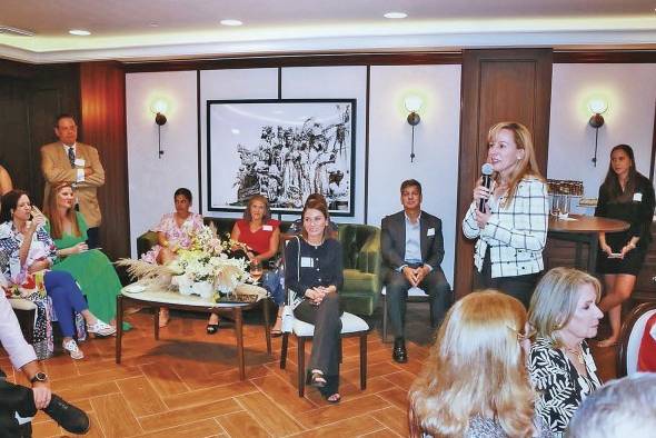 Montserrat Fuentes estuvo presente en el Hotel Sofitel Legend conversando con antiguos estudiantes de St. Edward's Montserrat Fuentes estuvo presente en el Hotel Sofitel Legend conversando con antiguos estudiantes de St. Edward's