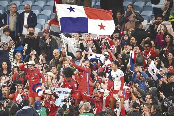 Jugadoras y fanáticos celebraron finalizado el encuentro. Jugadoras y fanáticos celebraron finalizado el encuentro.