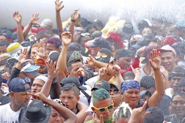 '¡Agua!' es lo que pide la gente. '¡Agua!' es lo que pide la gente.