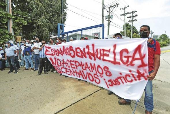 Estrella Azul compra 125 mil litros de leche diarios a los productores. Estrella Azul compra 125 mil litros de leche diarios a los productores.