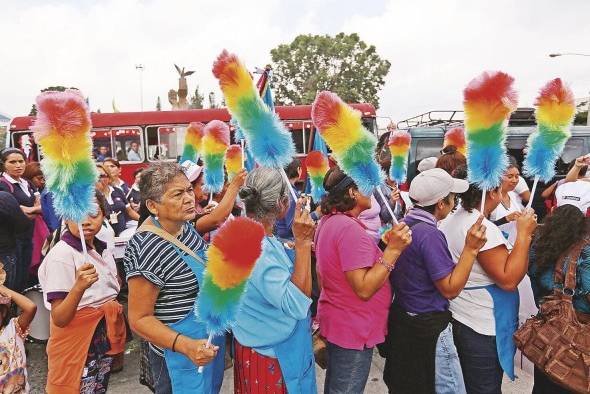 Fotografía de archivo fechada el 8 de marzo de 2016 de trabajadoras domésticas mientras participan en una manifestación para conmemorar el Día Internacional de la Mujer, en ciudad de Guatemala. Fotografía de archivo fechada el 8 de marzo de 2016 de trabajadoras domésticas mientras participan en una manifestación para conmemorar el Día Internacional de la Mujer, en ciudad de Guatemala.