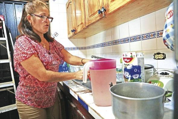 Margaret Domínguez recicla agua. La de los platos la usa para bañar el perro o limpiar el piso de la casa. Ese es su diario vivir, sin agua. Margaret Domínguez recicla agua. La de los platos la usa para bañar el perro o limpiar el piso de la casa. Ese es su diario vivir, sin agua.
