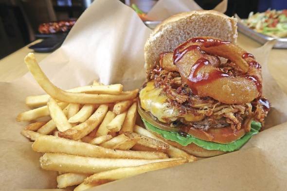 La 'big jack daddy burger' con carne de puerco, aros de cebolla, queso cheddar y salsa honey bbq. La 'big jack daddy burger' con carne de puerco, aros de cebolla, queso cheddar y salsa honey bbq.