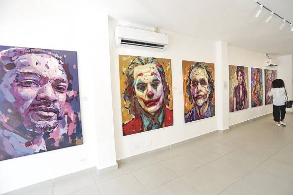 La muestra estará en la galería Weil Art hasta el hasta el 23 de abril. La muestra estará en la galería Weil Art hasta el hasta el 23 de abril.