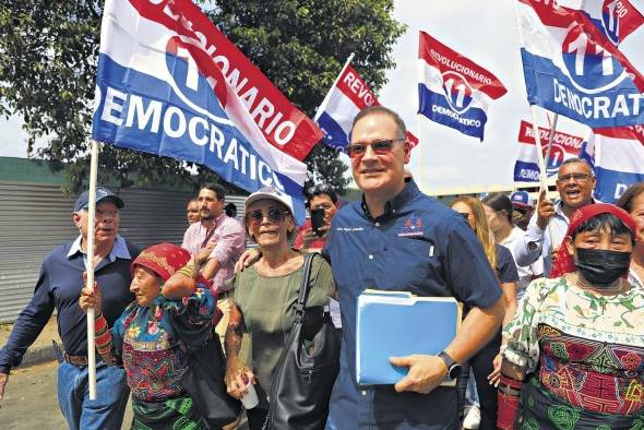 González fue acompañado a formalizar su postulación, por cientos de perredistas miembros de las bases del partido. González fue acompañado a formalizar su postulación, por cientos de perredistas miembros de las bases del partido.