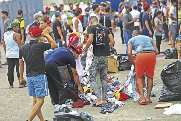 Las bolsas de ropa son repartidas entre los que logran conseguir alguna prenda de su talla. Las bolsas de ropa son repartidas entre los que logran conseguir alguna prenda de su talla.