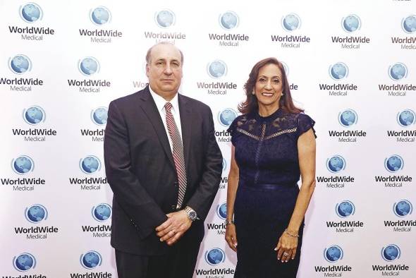 Zanoni Selig, chairman de WorldWide Group, y Betty de Cyjon, gerente general de WorldWide Medical Zanoni Selig, chairman de WorldWide Group, y Betty de Cyjon, gerente general de WorldWide Medical